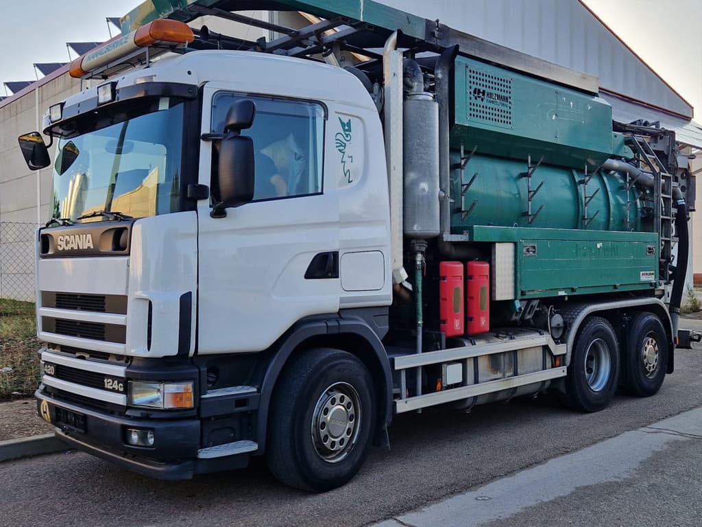 Camión cisterna para gestión y transporte de residuos en Madrid